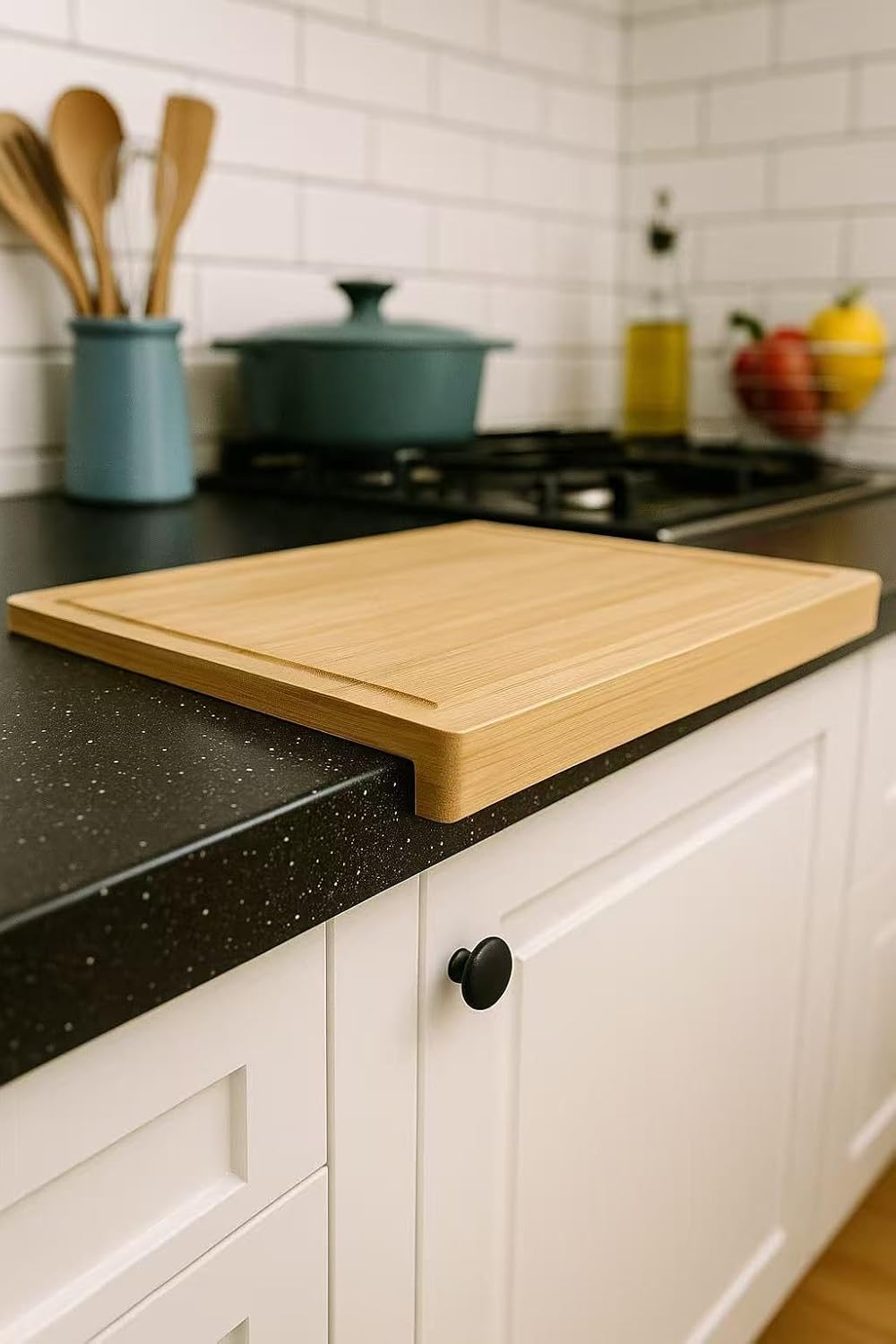 Cubre Vitrocerámica XXL de Bambú 53,8 × 28 cm, Gana Más Espacio en la Cocina, Protector Elevado para Vitrocerámica, 3 en 1 Tabla de Cortar y Bandeja de Servir, Ranura Antiderrames
