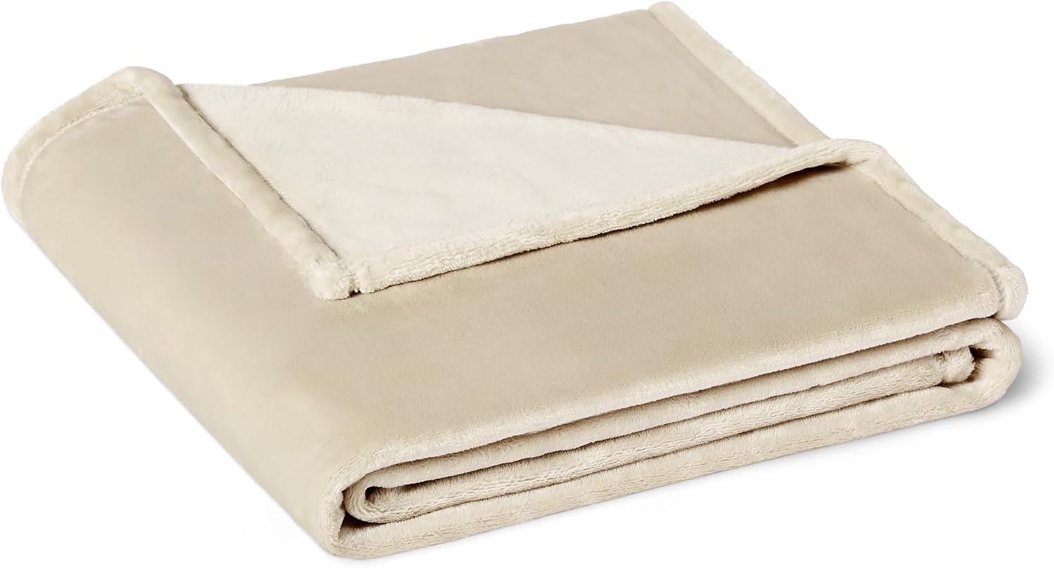 Amazon Basics Manta de Polar Suave y Mullida, Cálida, No Térmica para Sofá, 127cm x 152cm, Beige | Manta Suave, Mullida y Cálida para Sofá y Sillón